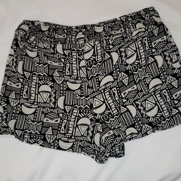 Forever 21 Light Weight Flowy Summer Shorts Black and White 339 - Picture 4 of 6